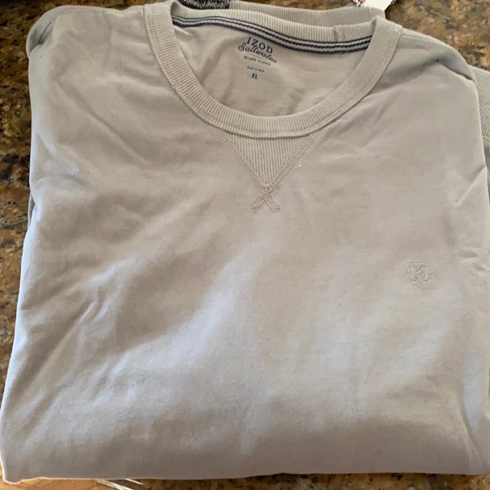 Gray men’s iZod sweatshirt